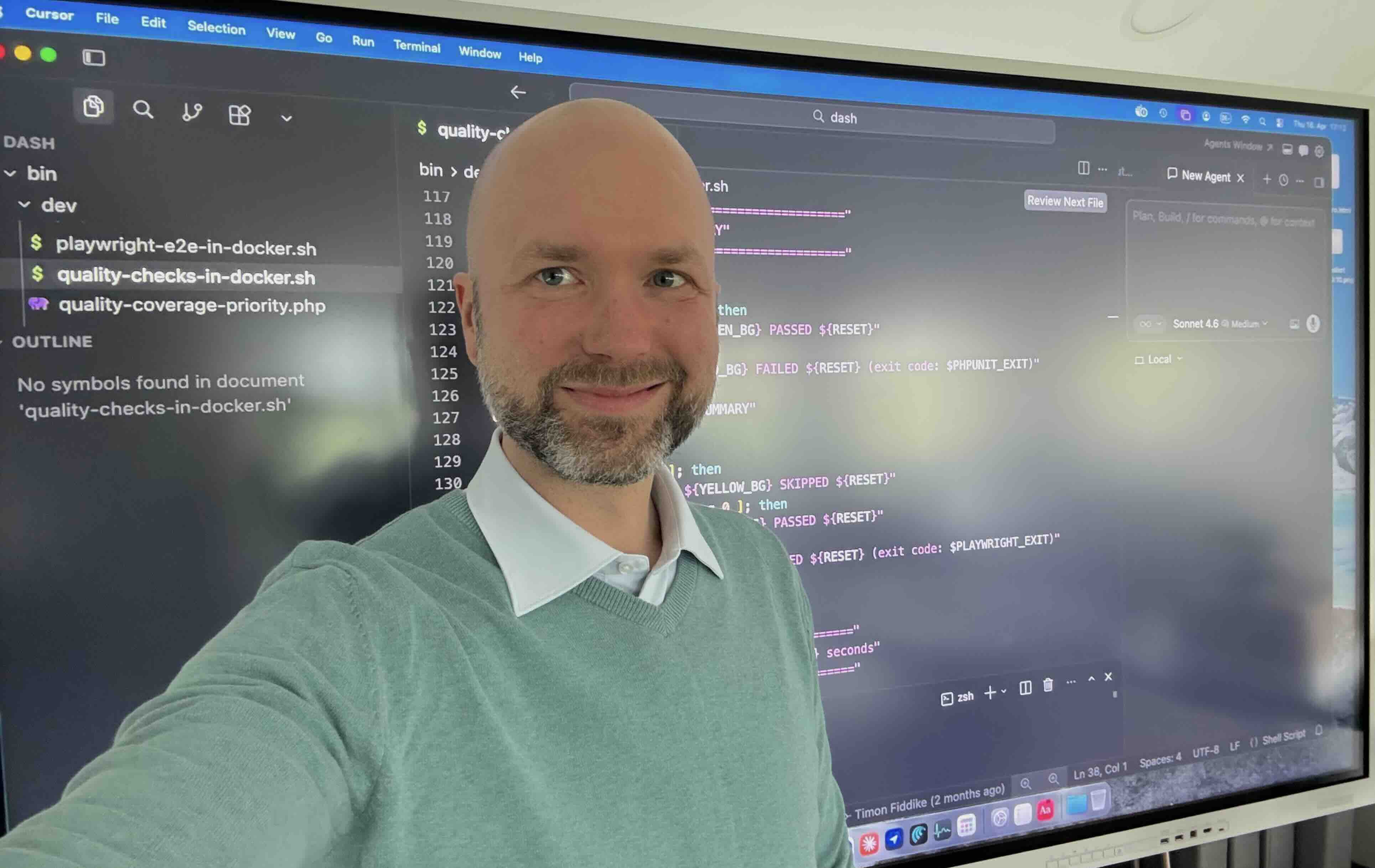 Timon Fiddike während AI-Coding Workshop vor großem Bildschirm